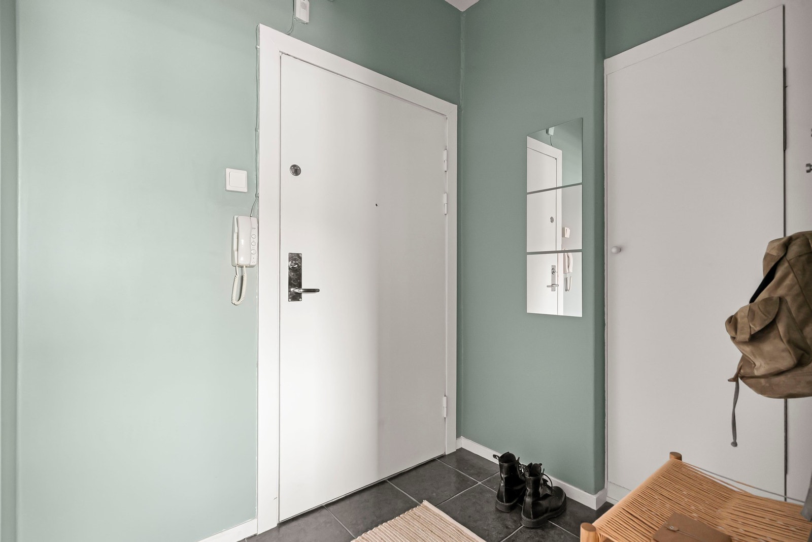 Leiligheten ligger i byggets tredje etasje med adkomst via felles oppgang. Entréen gir et lyst og ryddig førsteinntrykk. Galleribilde