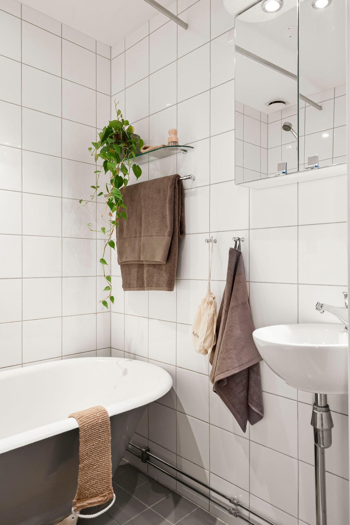 Badet er videre utstyrt med gulvvarme, servant med speilskap og toalett. Det er fellesvaskeri i bygget. Galleribilde