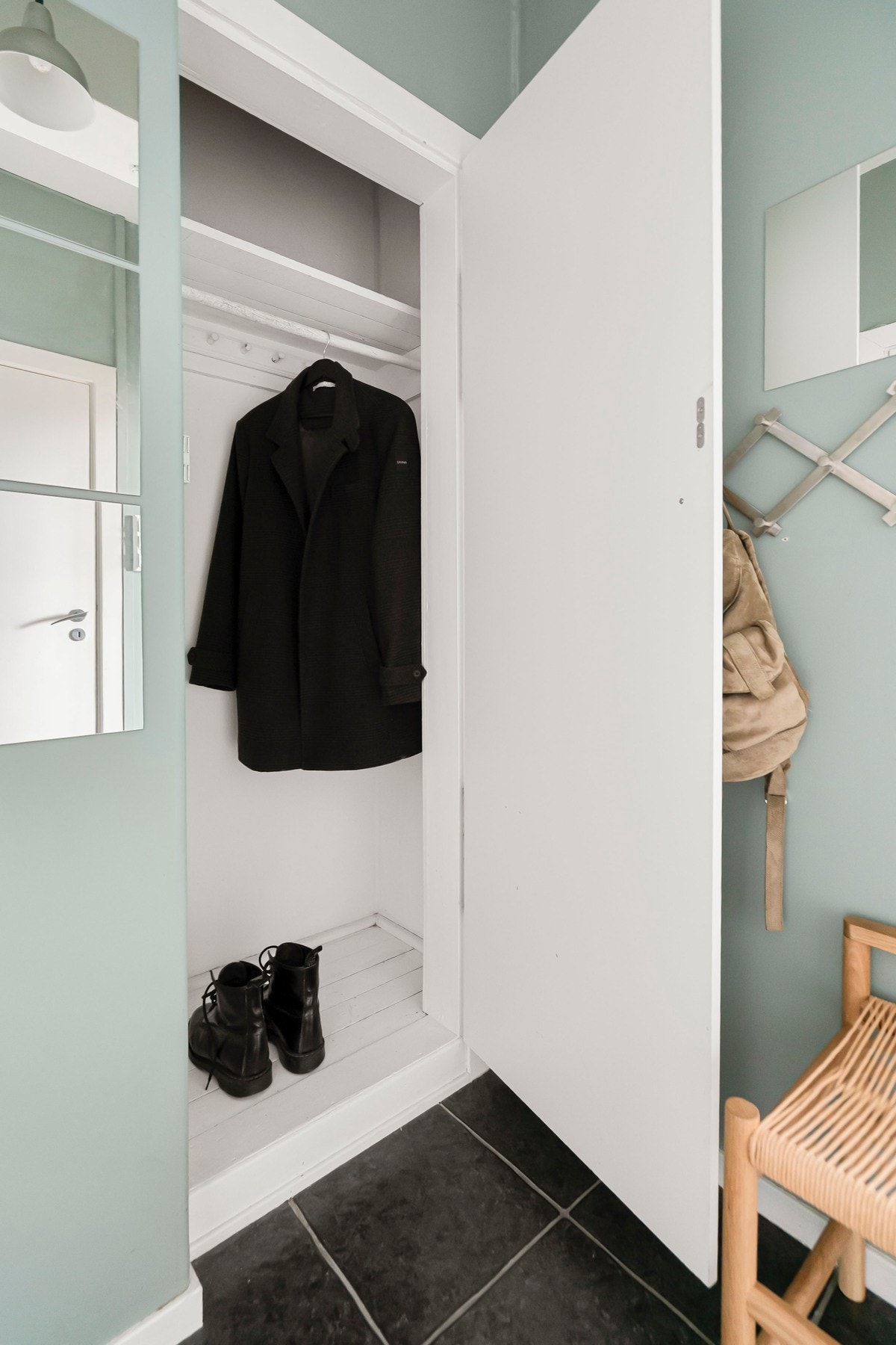 Integrert garderobeløsning som gir gode oppbevaringsmuligheter. Galleribilde