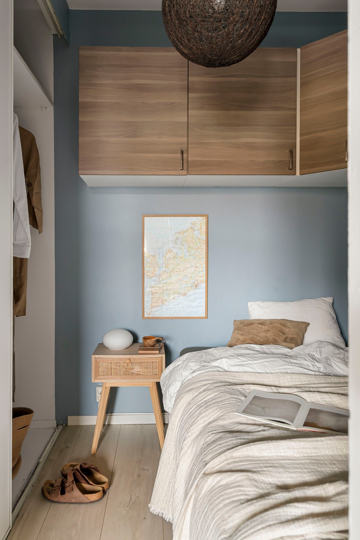 Malte, glatte overflater og god takhøyde bidrar til en luftig og behagelig romfølelse i alkoven. Galleribilde