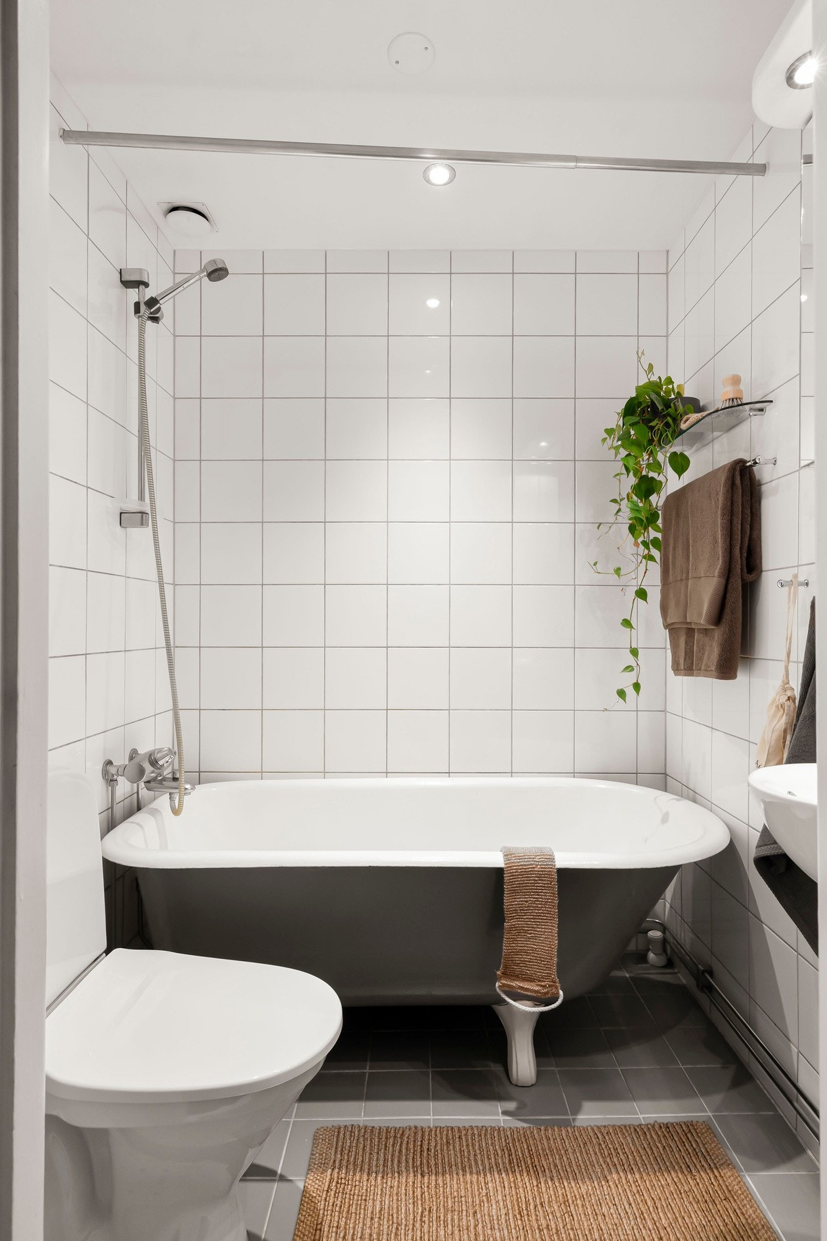 Tidløst flislagt bad fra ca. 2005. Badekar med dusjløsning gir deg det beste fra begge verdener. Galleribilde