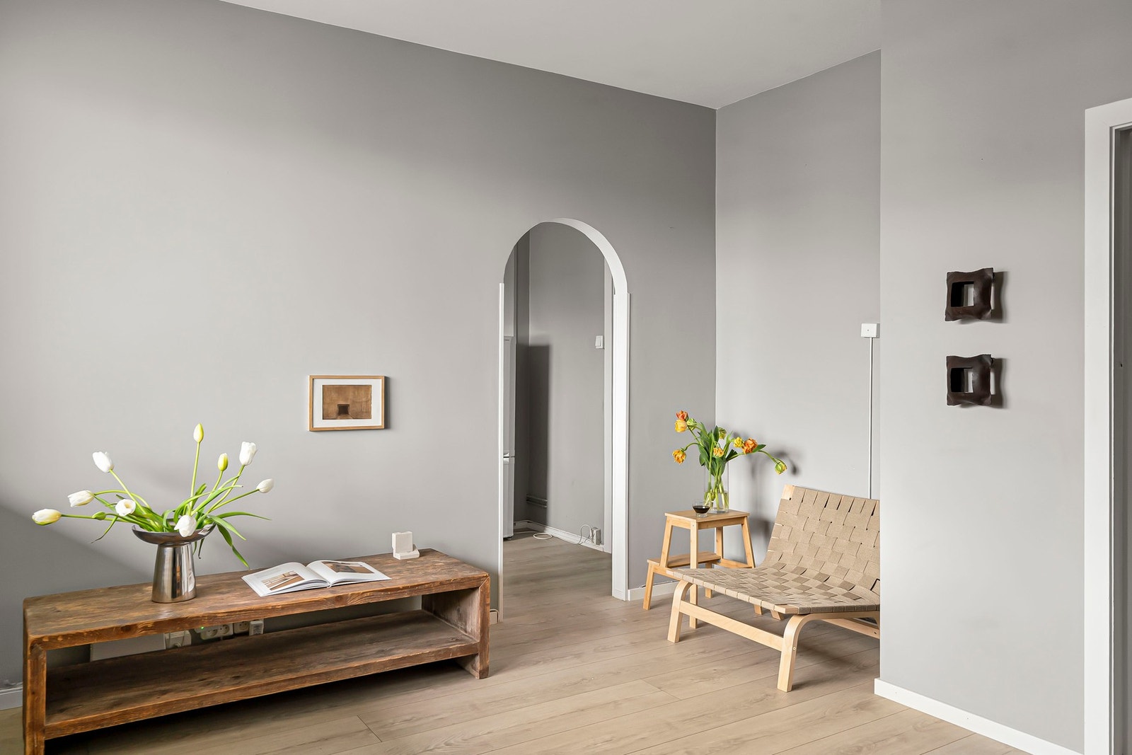 Stuen har laminat gulv og dekorativ bue mellom rommene. Galleribilde