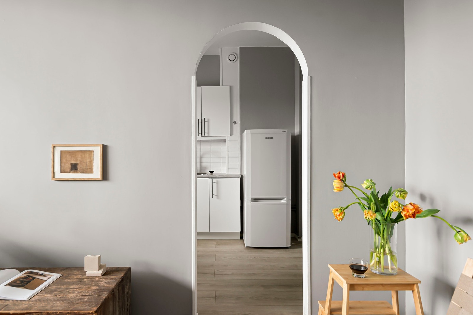 Den karakteristiske buen leder videre inn til kjøkkenet og gir boligen et sjarmerende preg. Galleribilde