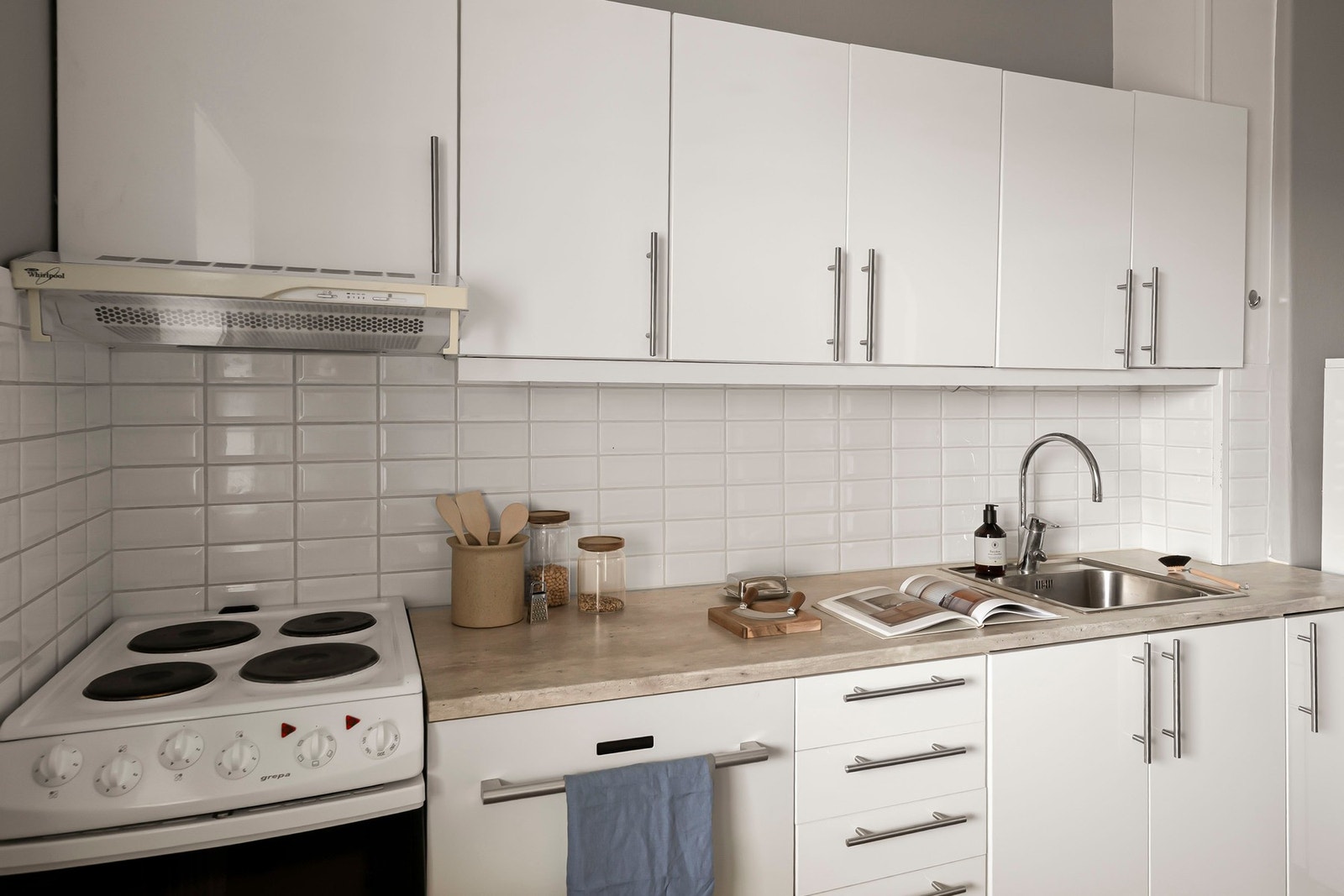 Fliser mellom benk og overskap fra 2019 gir et stilrent og lettstelt uttrykk. Det er avsatt plass til komfyr, oppvaskmaskin og kjøl/frys. Galleribilde