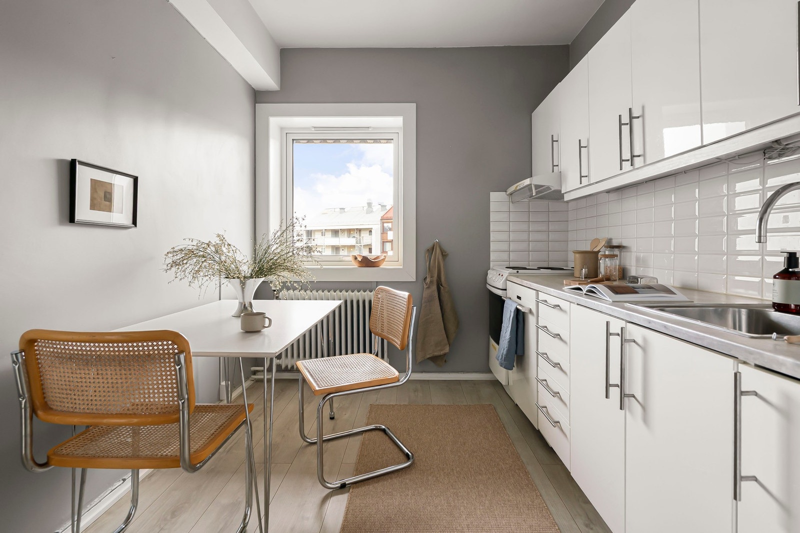 Fint separat kjøkken med glatte fronter fra 2011 og laminat-benkeplate fra 2019. Godt med skap og benke plass. Galleribilde