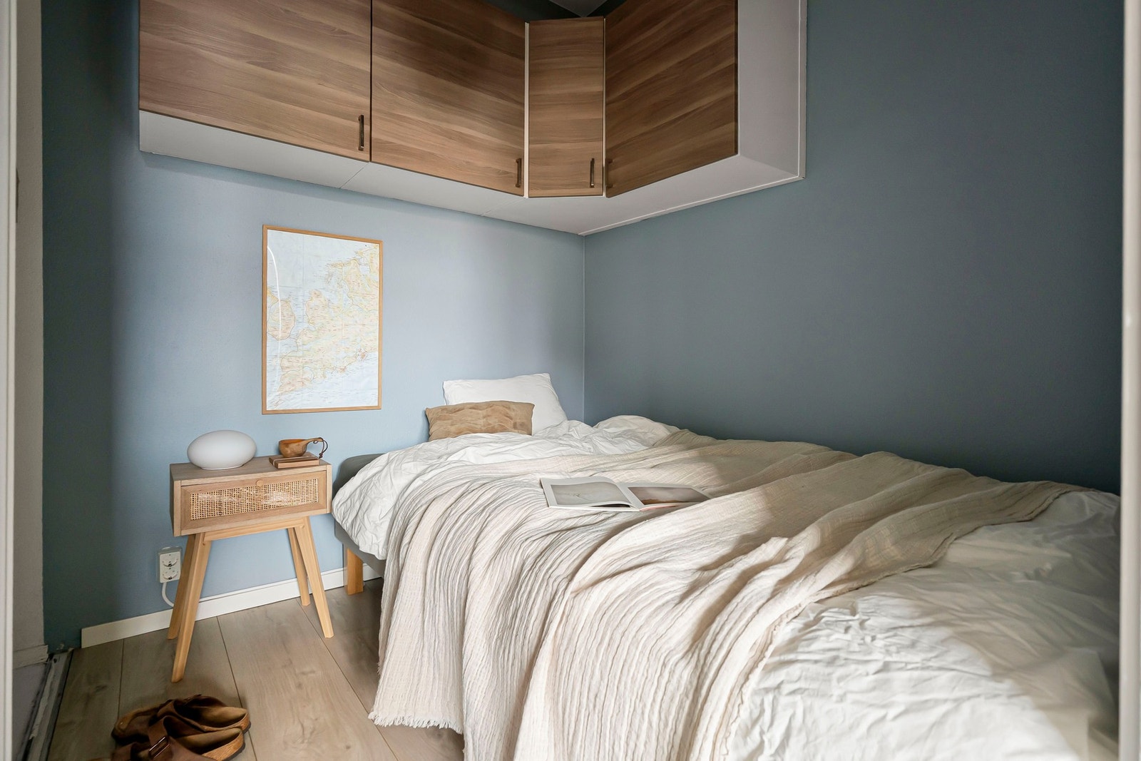 Alkoven har overskap over sengeløsningen som gir gode oppbevaringsmuligheter. Galleribilde