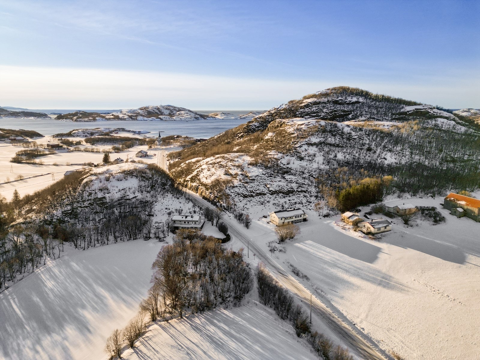 Velkommen til Roansveien 54 - En romslig enebolig med flott landlig beliggenhet i Roan! (Foto: Dag-Asle Langø, Multifoto) Galleribilde