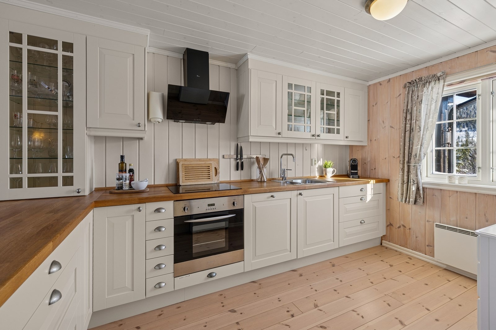 Hvitevarer som komfyr, koketopp (induksjon), oppvaskmaskin og kombiskap med kjøl/frys er integrert i innredningen. Koketopp og kjøl/frys er nye i 2022. Galleribilde