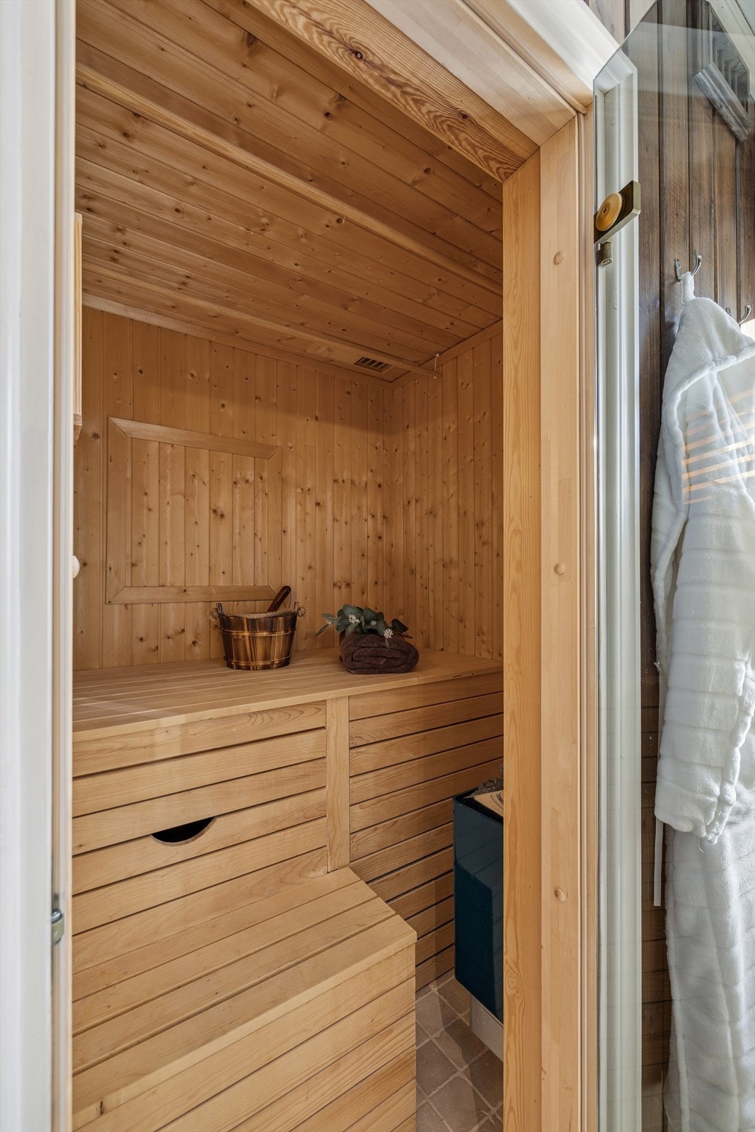 Badstuen er innredet med plassbygd benk og badstueovn. Galleribilde