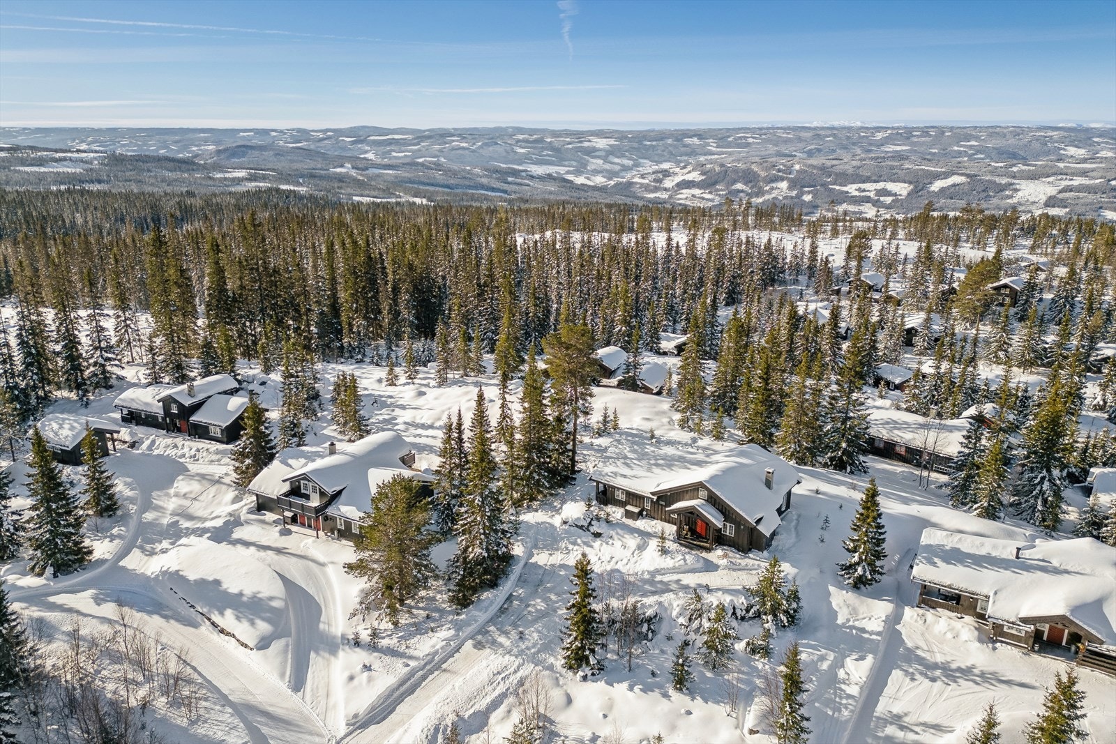 Eiendommen har en skjermet beliggenhet i naturskjønne omgivelser, med kort avstand til turstier og langrennsløyper. Galleribilde