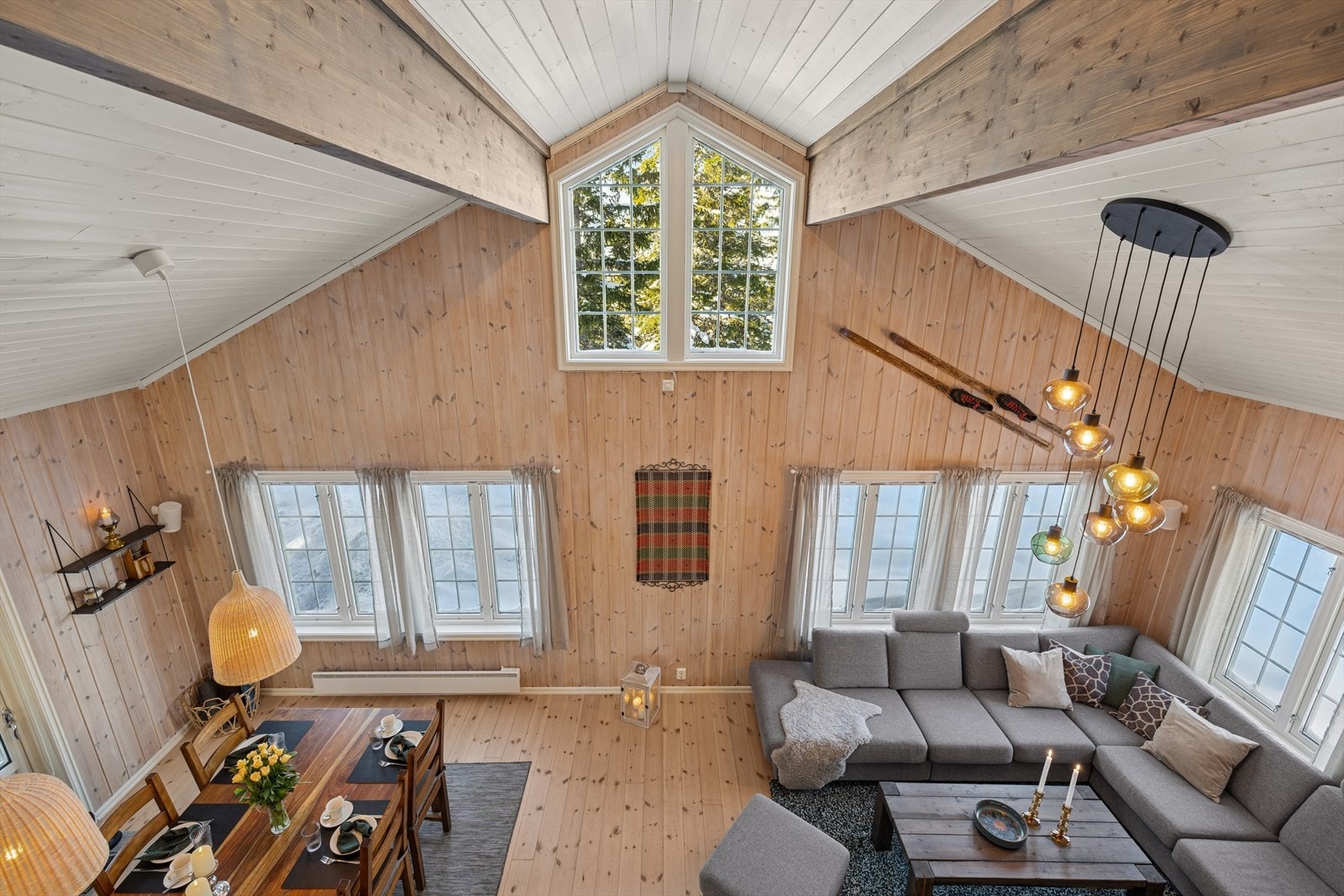 Hovedstuen byr på god takhøyde, store vindusflater som slipper inn rikelig med dagslys, og en moderne peisovn som varmer godt på kjølige dager. Galleribilde