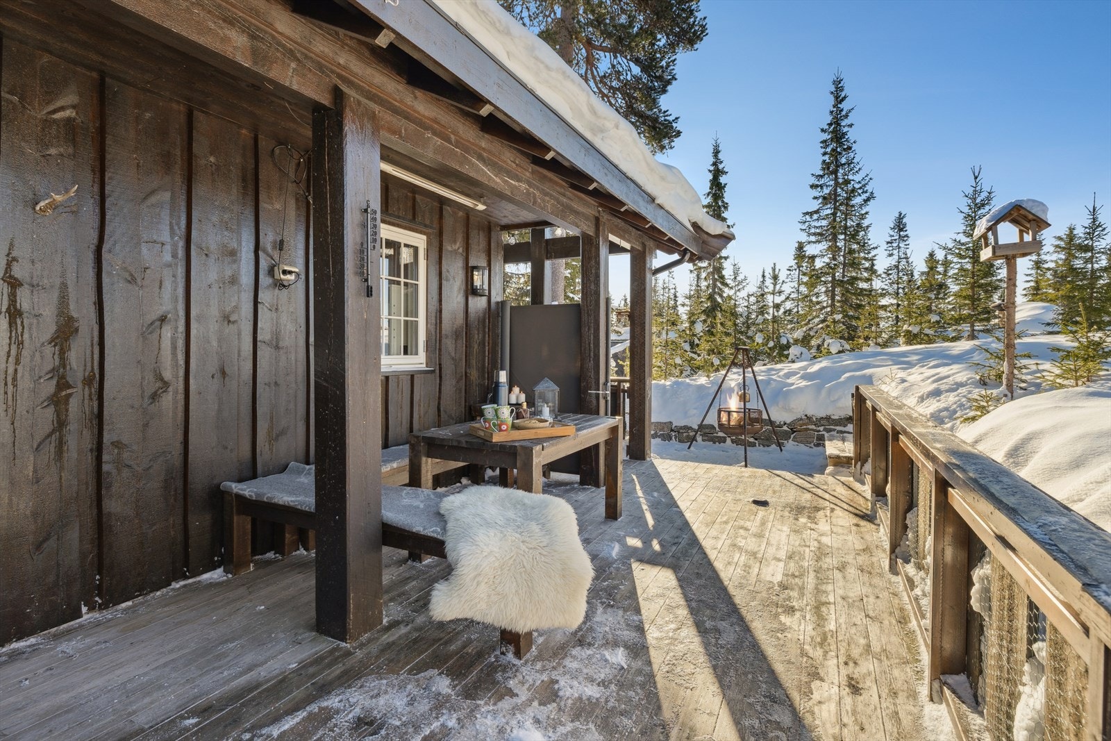 Uteplassen består av en sydvestvendt, delvis overbygget terrasse på 30 m², hvor du kan nyte gode solforhold og fint utsyn. Galleribilde