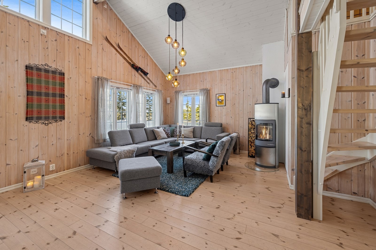 Her finner du to stuer, en romslig hovedstue og en praktisk TV-stue. Galleribilde