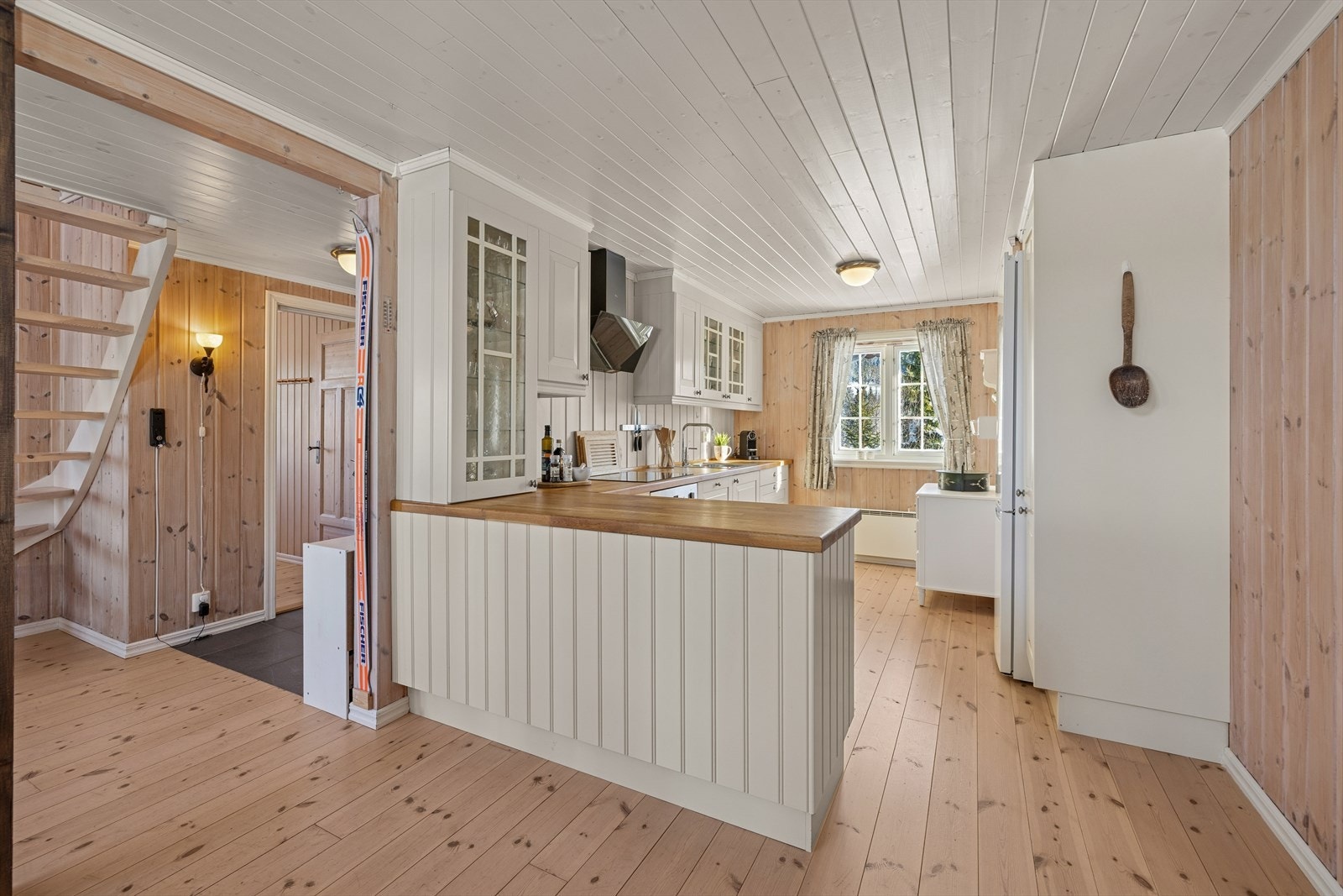 Kjøkkenet ligger i åpen løsning mot stuen, men oppleves likevel behagelig tilbaketrukket. Galleribilde