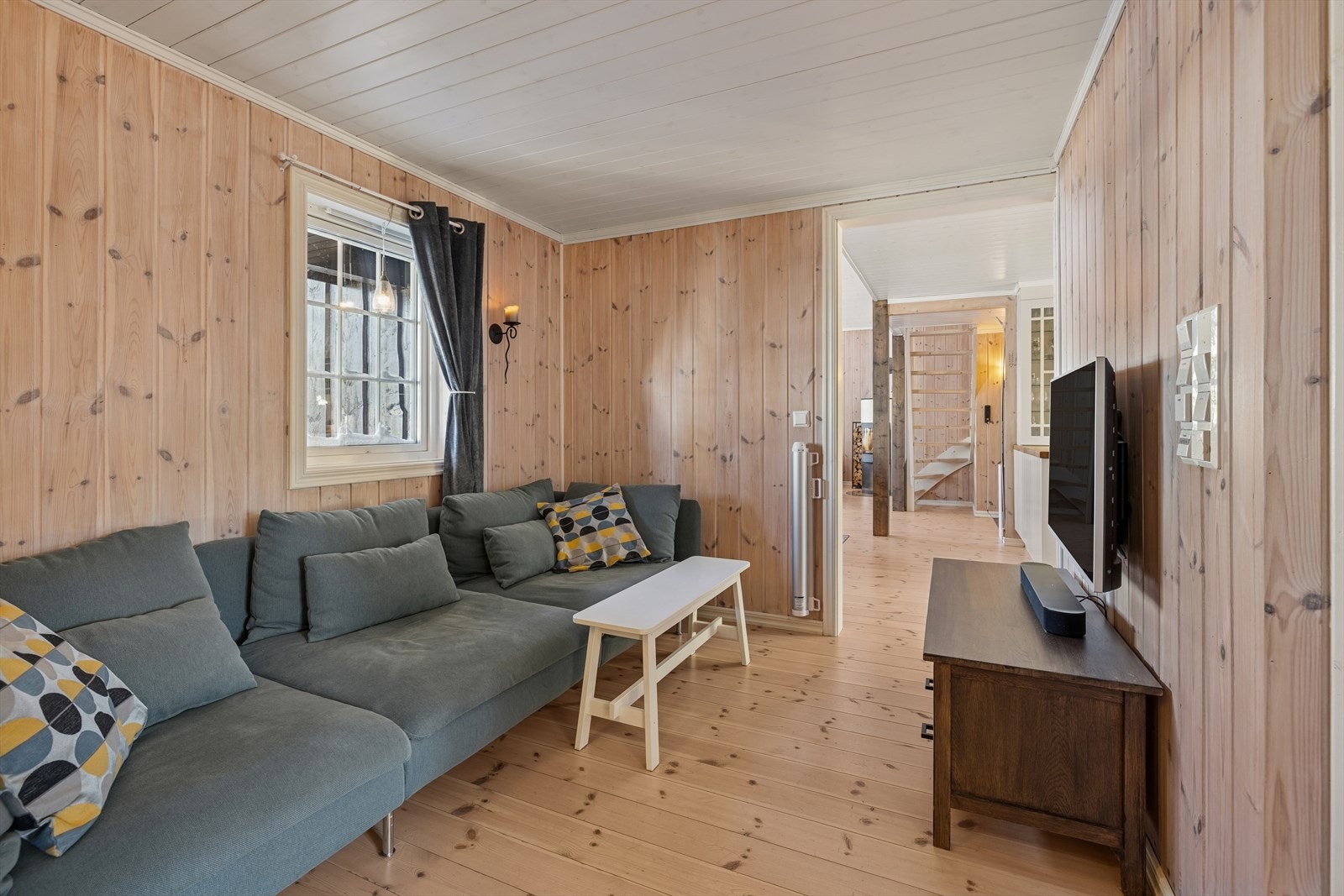 Praktisk TV-stue som er perfekt som ungdomsavdeling eller ekstra oppholdsrom. Galleribilde