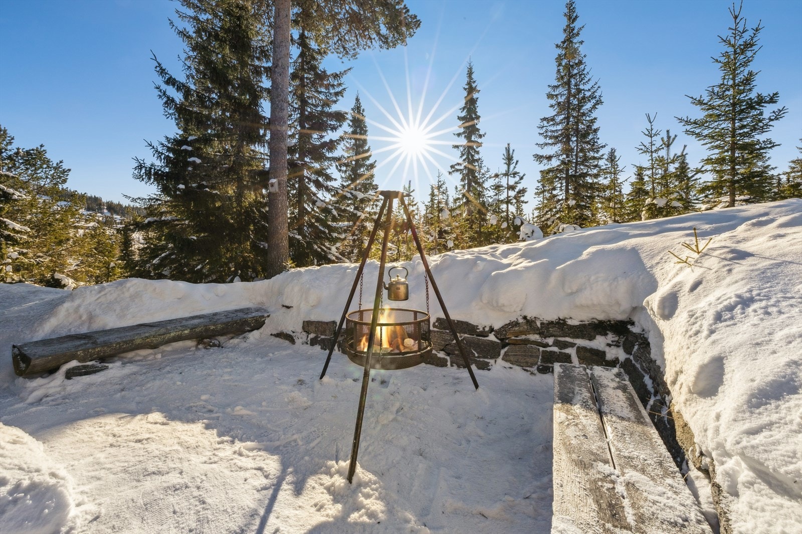 Utenfor terrassen er det etablert en hyggelig uteplass, et perfekt sted for kos rundt bålpannen. Galleribilde
