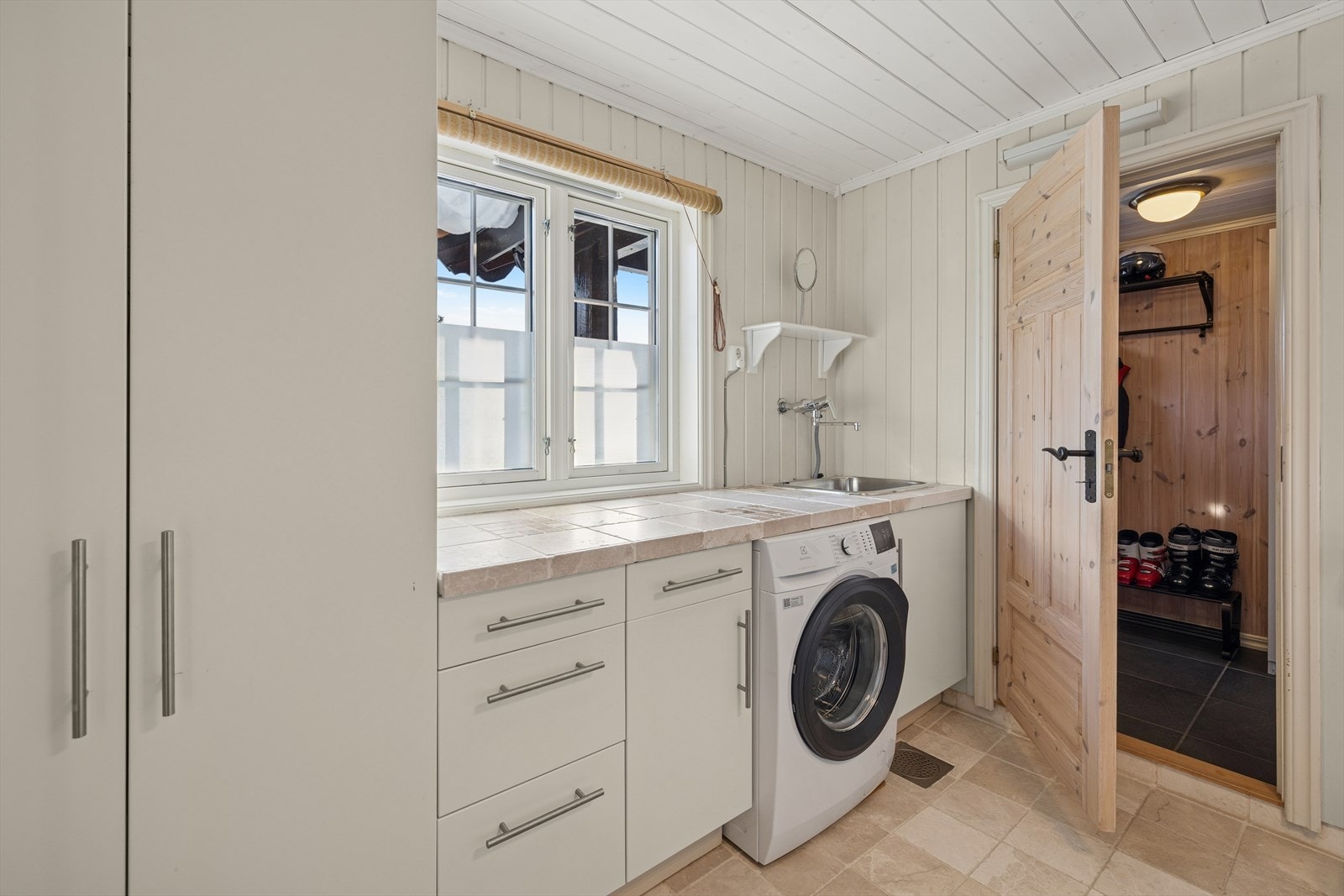 Det er i tillegg opplegg for vaskemaskin. Praktiske løsninger for tørking av klær i skap og montert i tak. Galleribilde