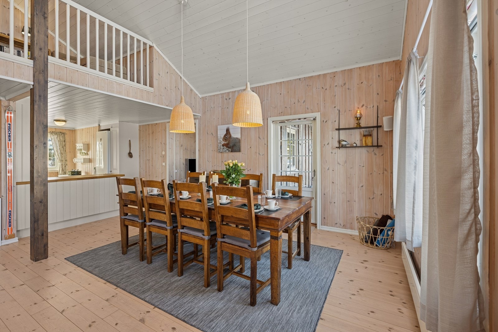 Spisegruppen kan med fordel plasseres i den naturlige sonen mellom kjøkkenet og stuen, noe som skaper en god flyt og et sosialt samlingspunkt. Galleribilde