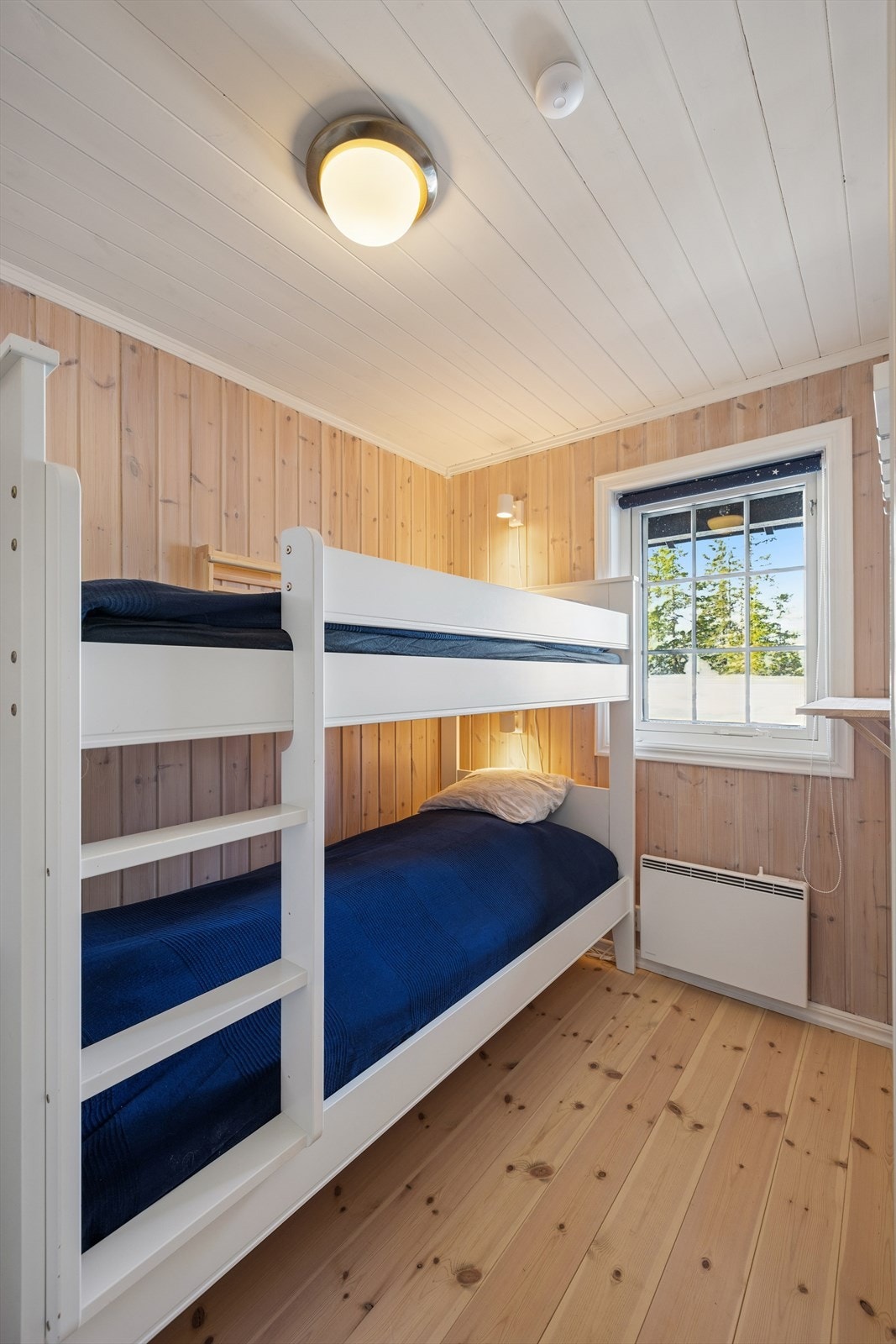 Lyst soverom med køyeseng. Galleribilde