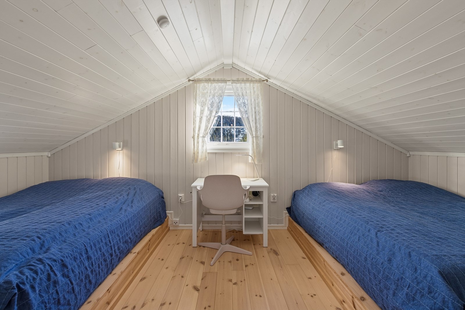 I dag er det innredet et soverom og en stue på hemsen. Galleribilde