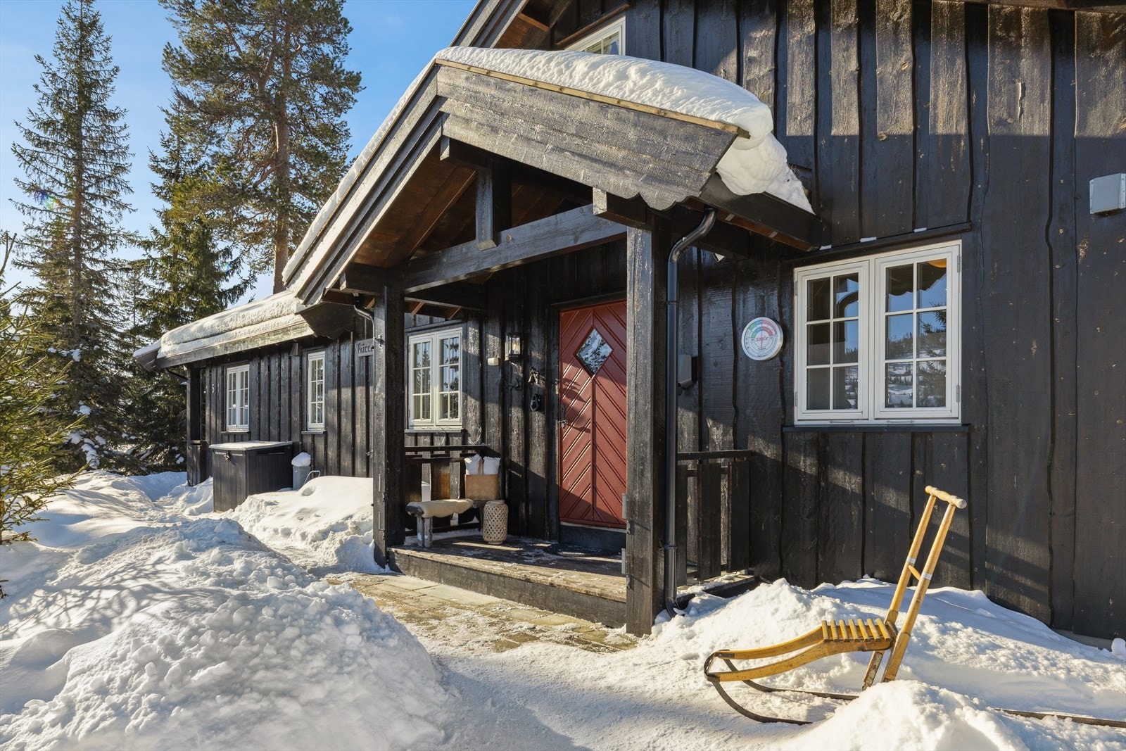 Et overbygget og innbydende inngangsparti ønsker deg velkommen inn. Galleribilde