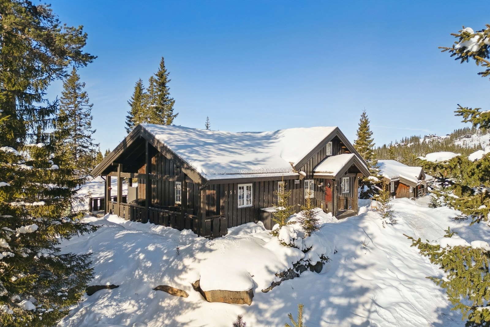 Hytta ligger i naturskjønne og idylliske omgivelser på en skrånende tomt på 1241,9 kvm. Galleribilde