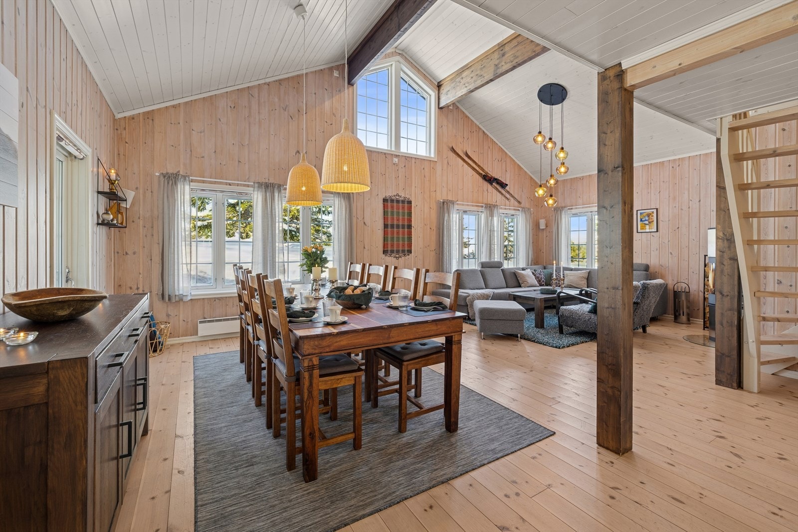 Oppholdsrommets gode utforming gir fleksible muligheter for naturlig soneinndeling, perfekt for å skape egne soner til både avslapning, måltider og sosialt samvær. Galleribilde