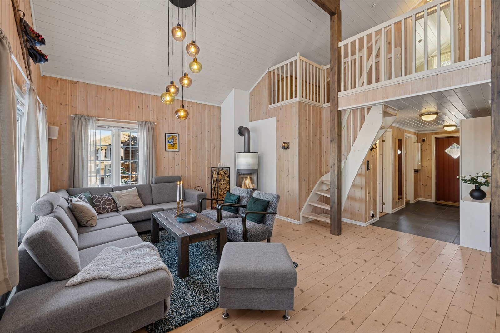 Hytta fremstår med gode kvaliteter, moderne innredning og delikate fargevalg. Galleribilde