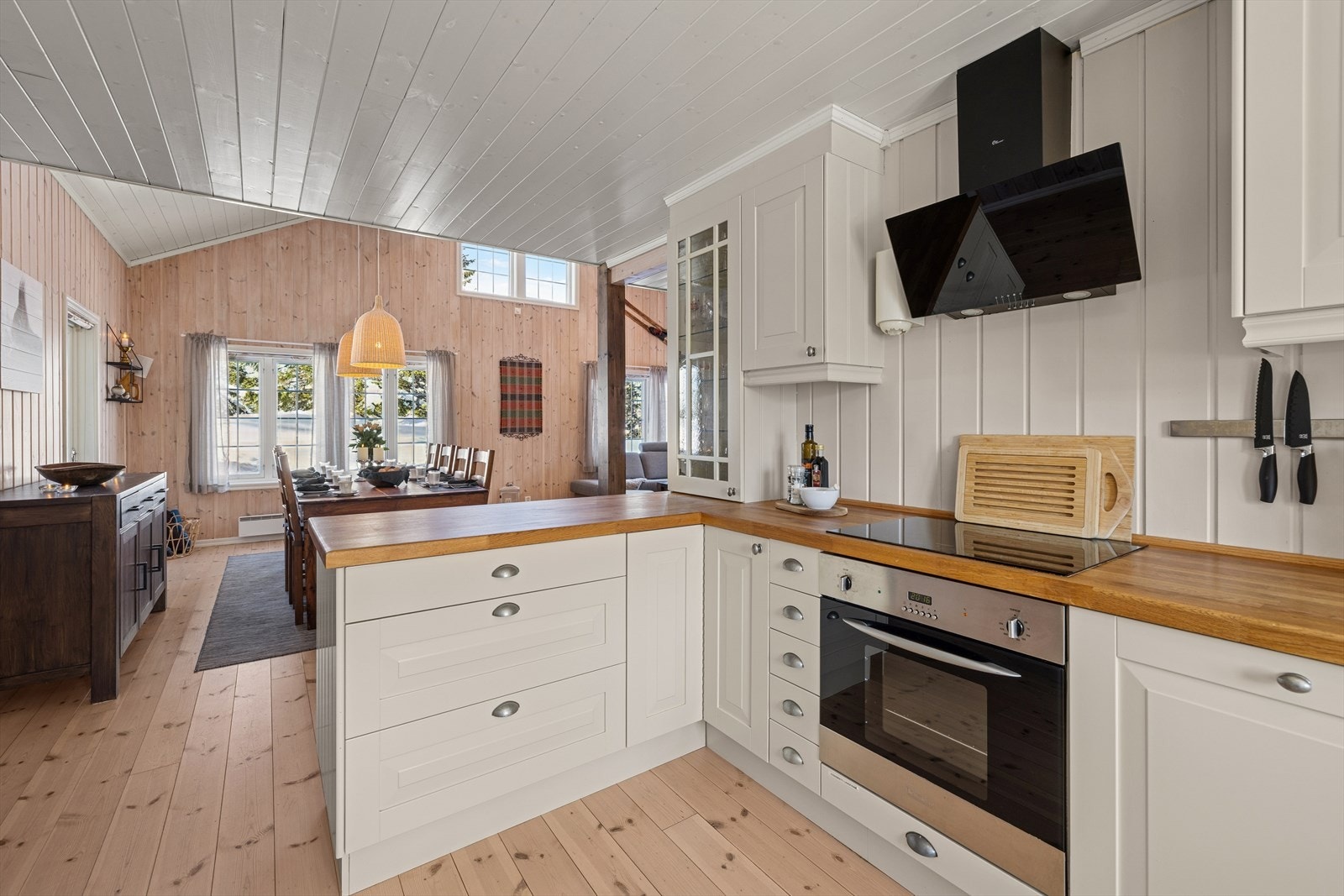 Smakfullt og stort kjøkken med rikelig lagringsplass i både skap og skuffer, samt godt med benkeplass. Galleribilde