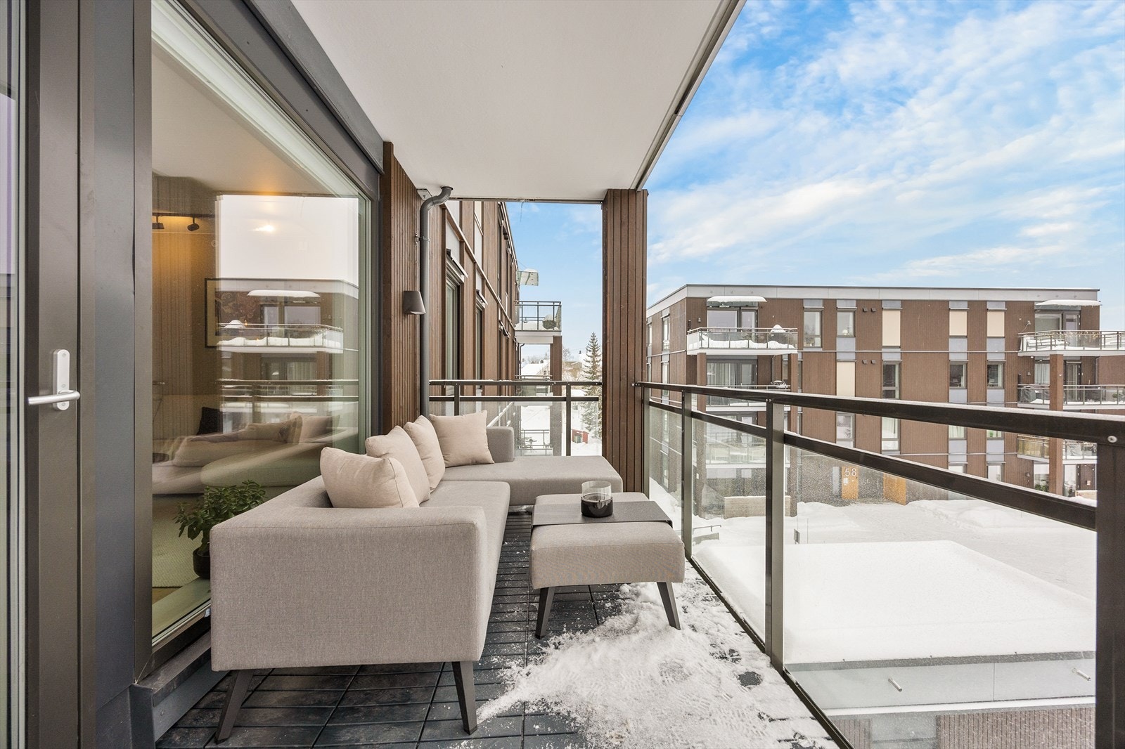 Balkongen på 10 m² er en fin forlengelse av stuen, med god plass til utemøbler. Galleribilde