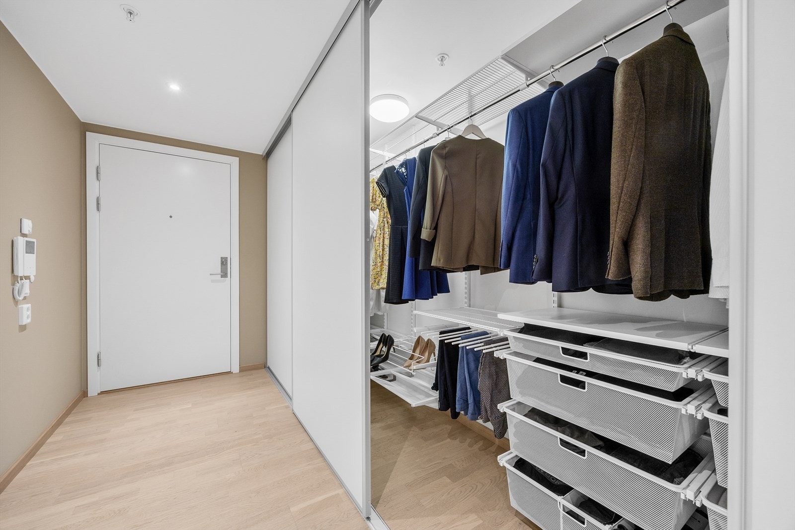 Stor skyvedørsgarderobe med Elfa-løsning, som er fleksibel og kan enkelt fjernes for å gi enda mer lagringsplass ved behov. Galleribilde