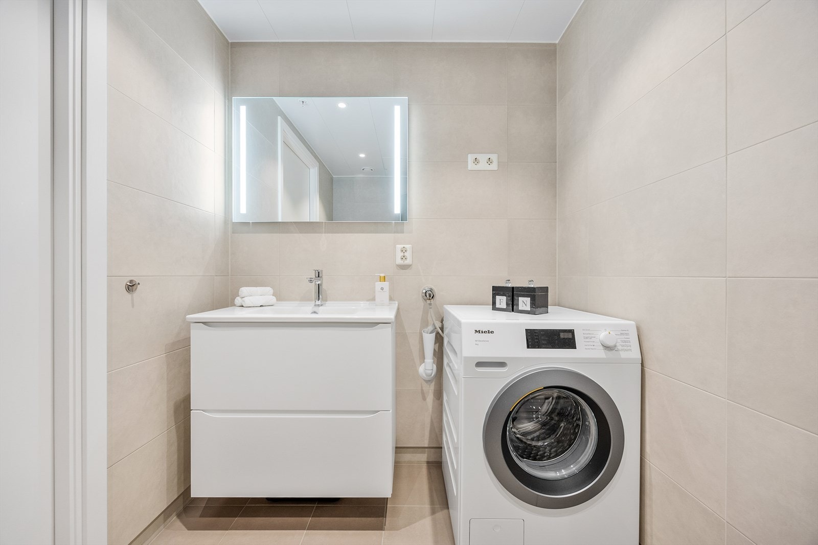 Badet har opplegg og plass til både vaskemaskin og tørketrommel. Galleribilde