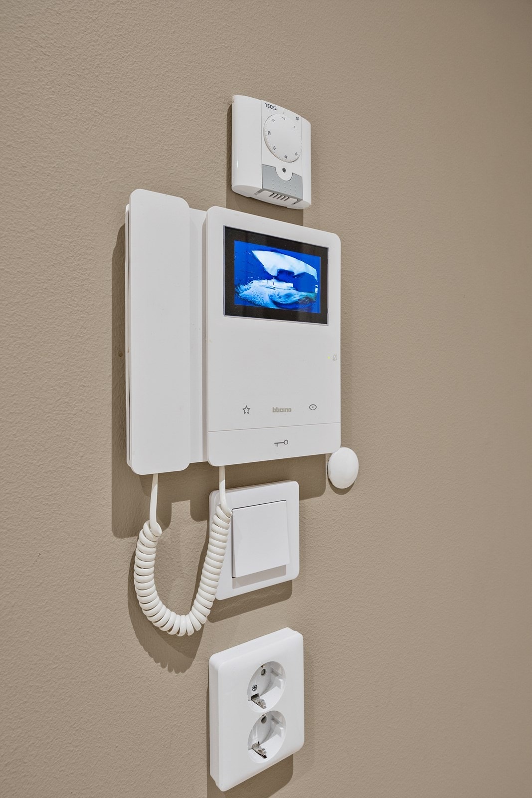 Dørcalling med video gir full kontroll over hvem som ringer på. Galleribilde