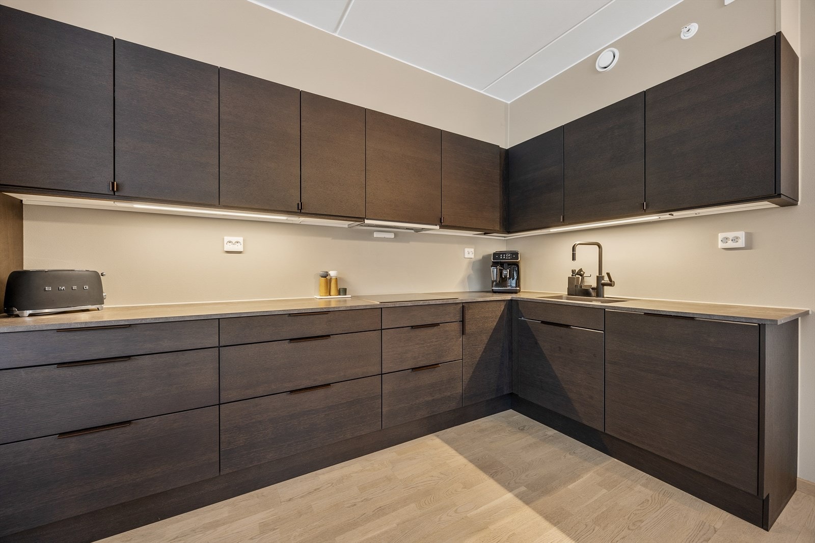 Her er det godt med både skap- og benkeplass, som gir gode arbeidsforhold for matlaging. Galleribilde