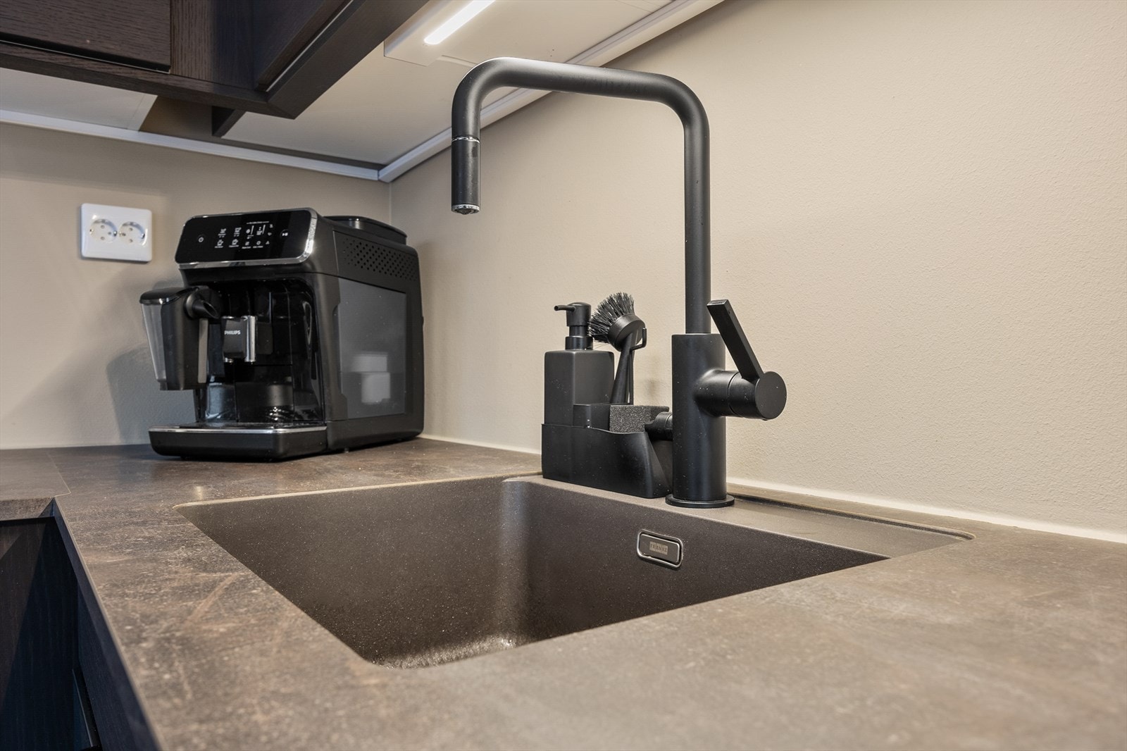 En praktisk og stilren vaskekum med moderne armatur. Galleribilde