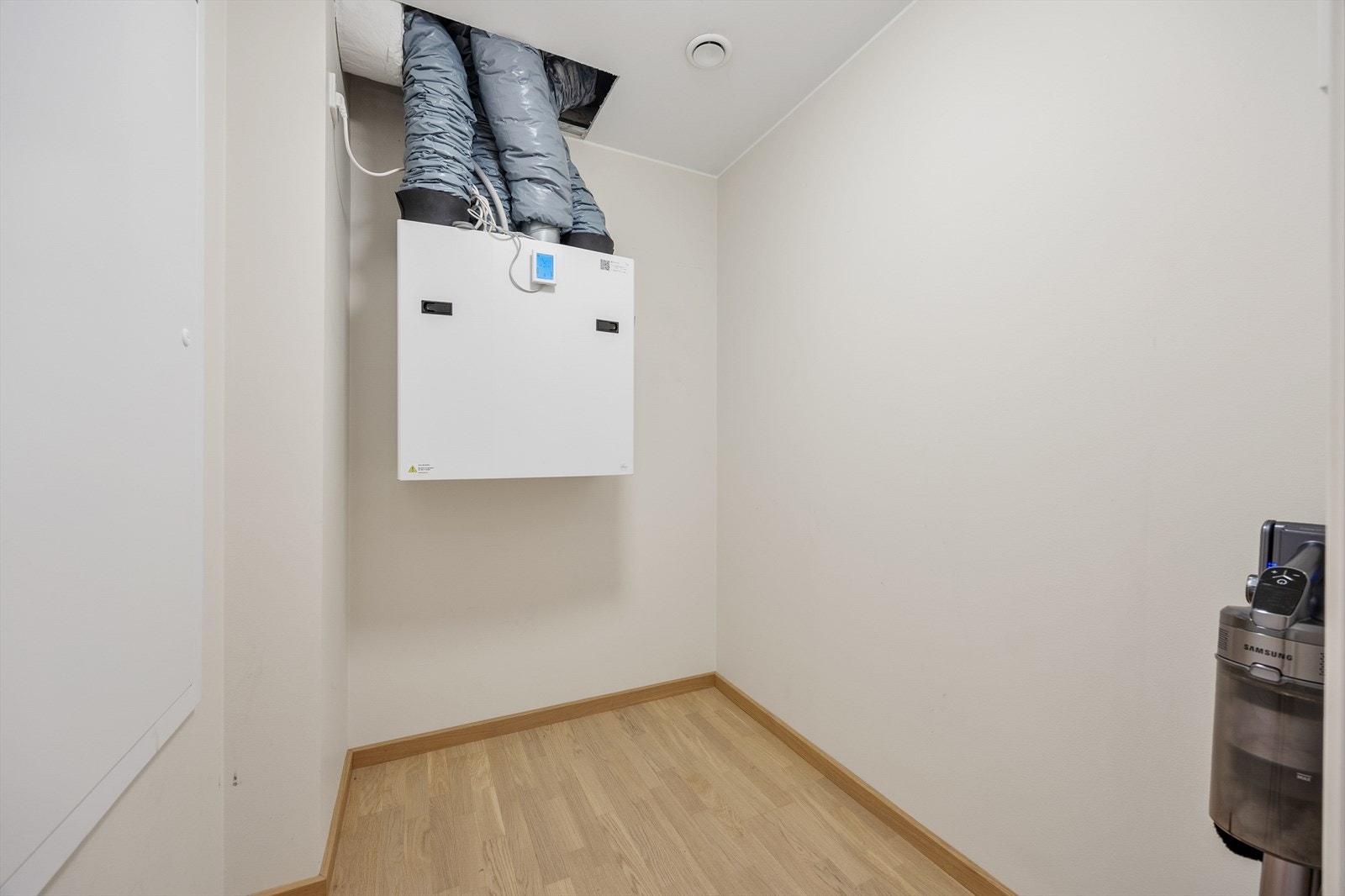 Innvendig bod/teknisk rom med aggregat for balansert ventilasjon Galleribilde