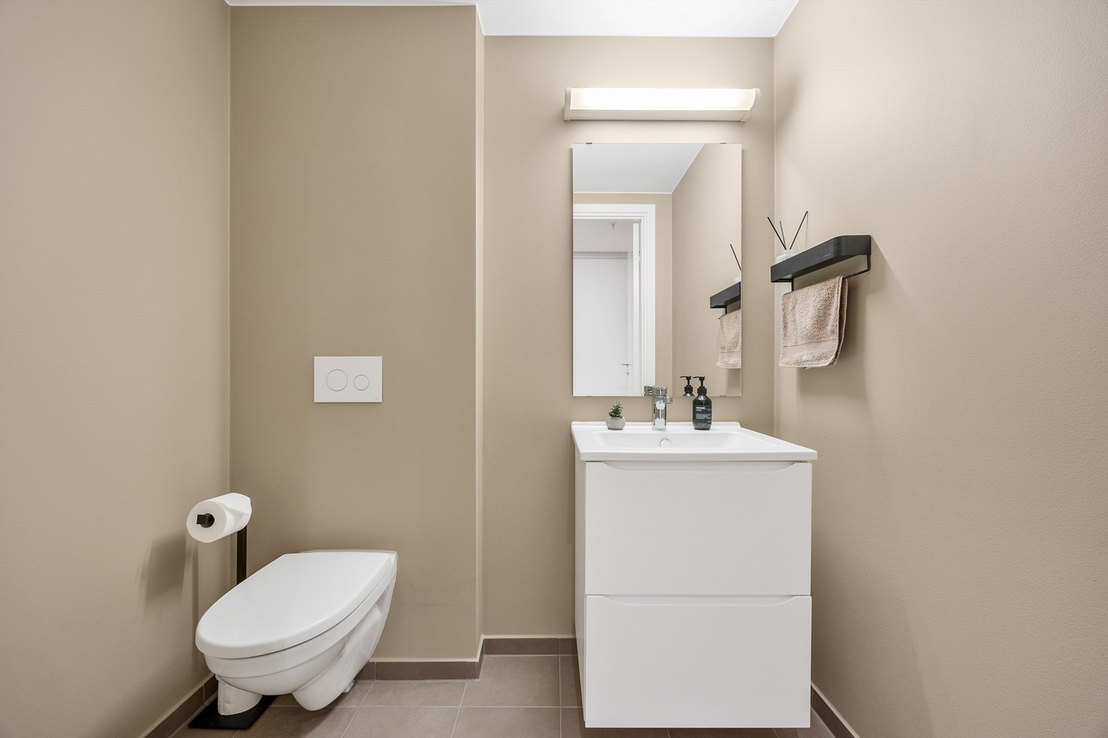 Leiligheten har et praktisk, separat toalettrom med servant og vegghengt klosett. Galleribilde