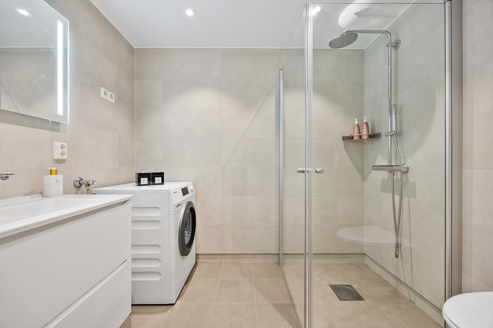 Moderne, flislagt bad fra byggeåret 2022, utført som en prefabrikkert våtromskabin. Galleribilde