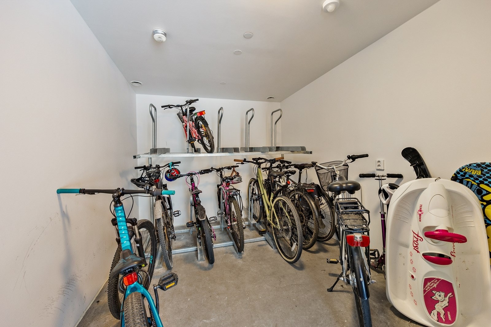 Bygget har egen sykkelbod for beboerne, samt gode sykkelparkeringsmuligheter i garasjen Galleribilde