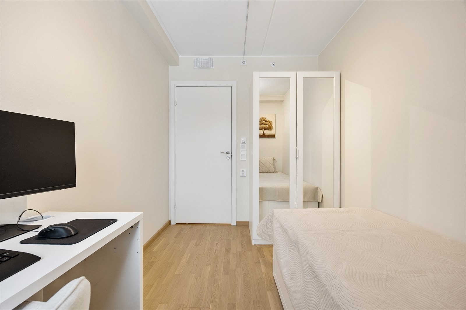 Også her er det lyse overflater, parkett på gulvet og vannbåren gulvvarme. Galleribilde