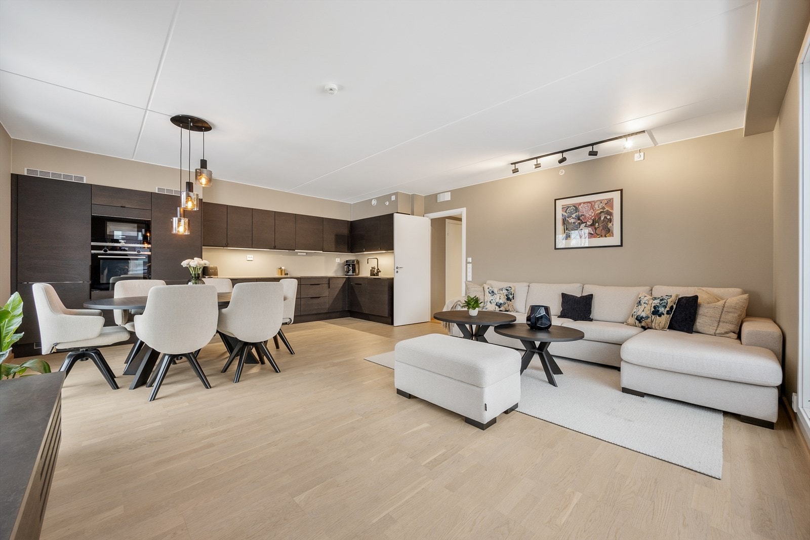 Leiligheten har en åpen og sosial stue- og kjøkkenløsning, ideell for samvær. Galleribilde