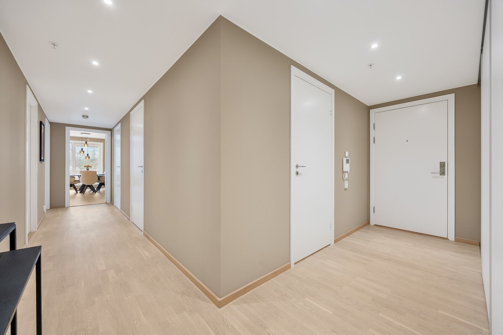 Velkommen inn i en romslig entré som gir et godt førsteinntrykk av boligen. Galleribilde