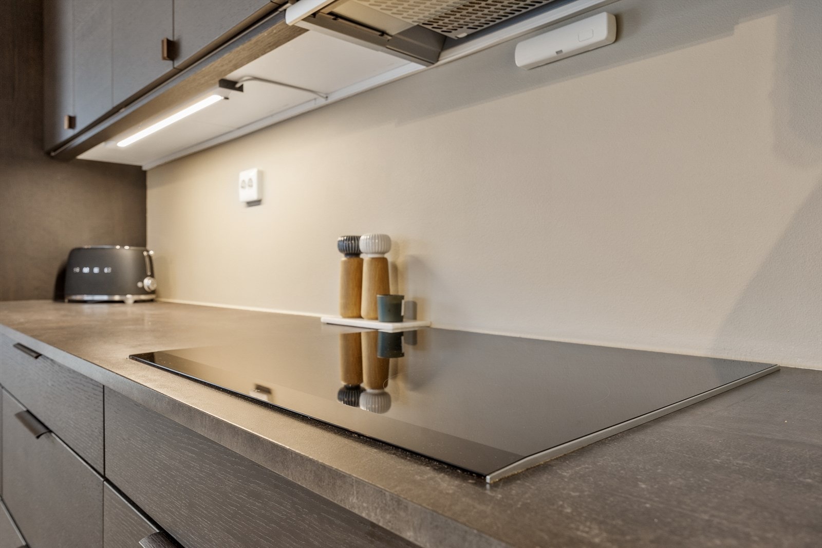 Kjøkkenet er utstyrt med en moderne platetopp for effektiv matlaging. Hvitevarene er levert av kvalitetsprodusenten Siemens Galleribilde