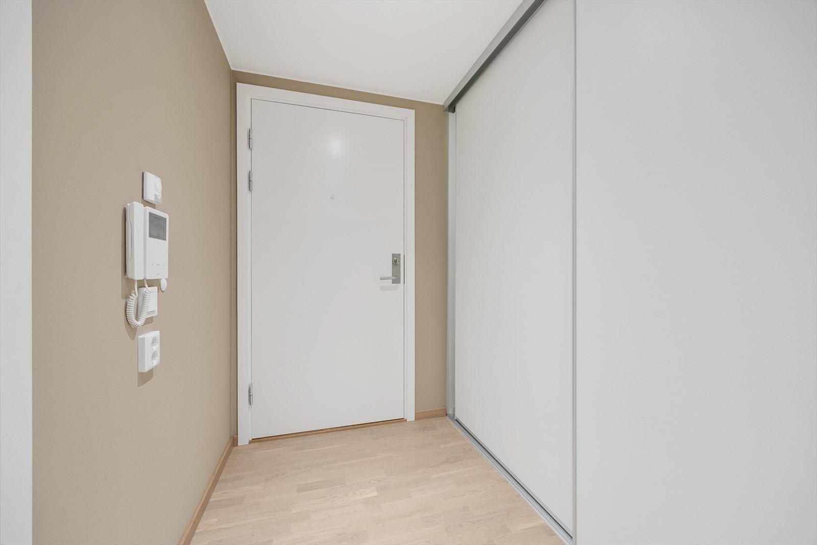 Entréen er utstyrt med en brann- og lydklassifisert dør for trygghet og komfort. Galleribilde