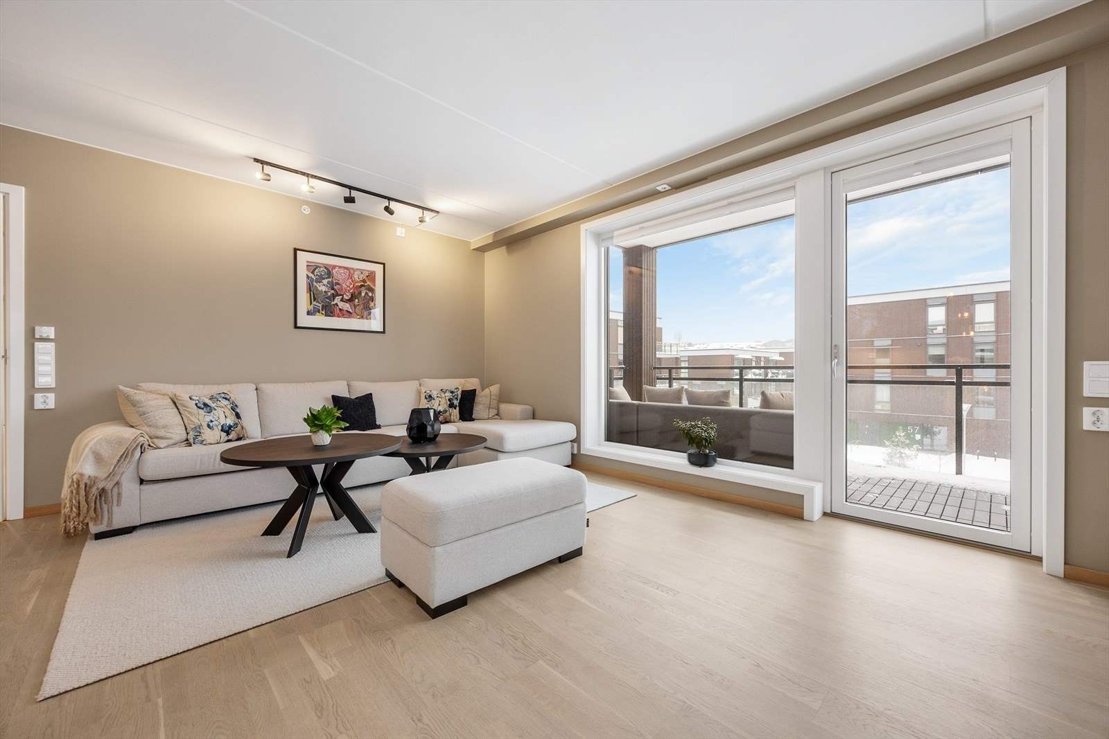 Stuen har store vindusflater og utgang til balkongen via en dør med isolerglass. Galleribilde