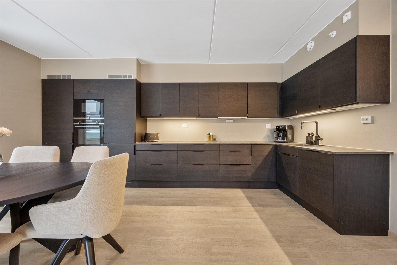 Lekre Sigdal kjøkkeninnredningen har stilrene, glatte fronter og en slitesterk laminatbenkeplate. Galleribilde