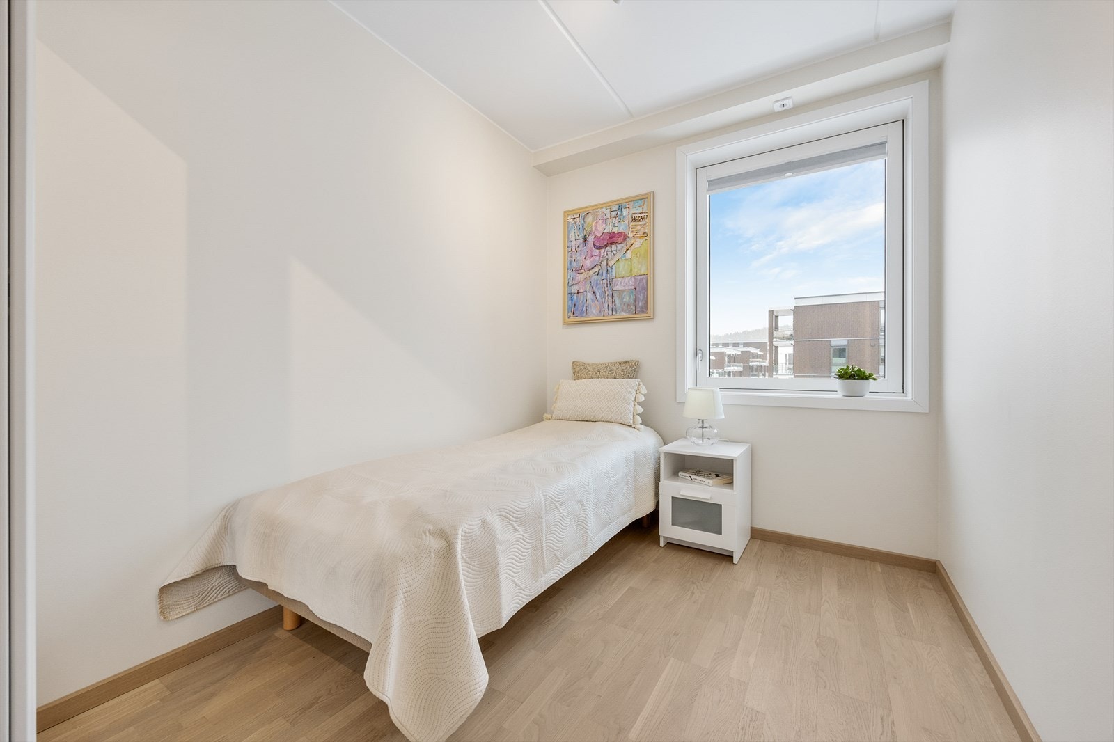 Leilighetens andre soverom passer utmerket som barnerom eller gjesterom. Galleribilde