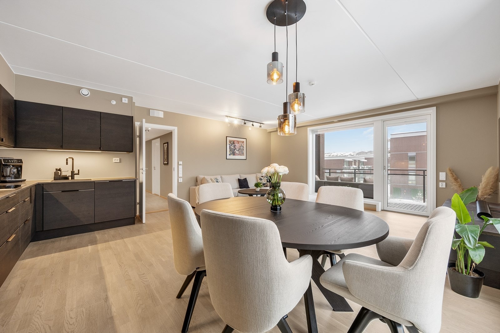 Fra spiseplassen er det en åpen og sosial forbindelse til både stuen og balkongen. Galleribilde