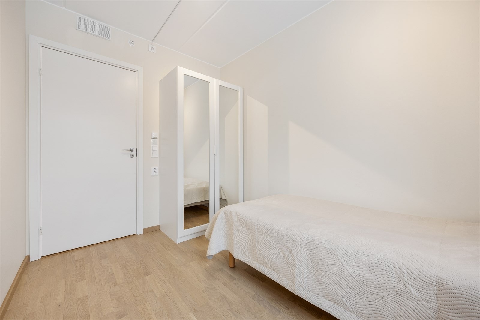 Rommet har lyse, malte overflater og parkett på gulvet. Galleribilde