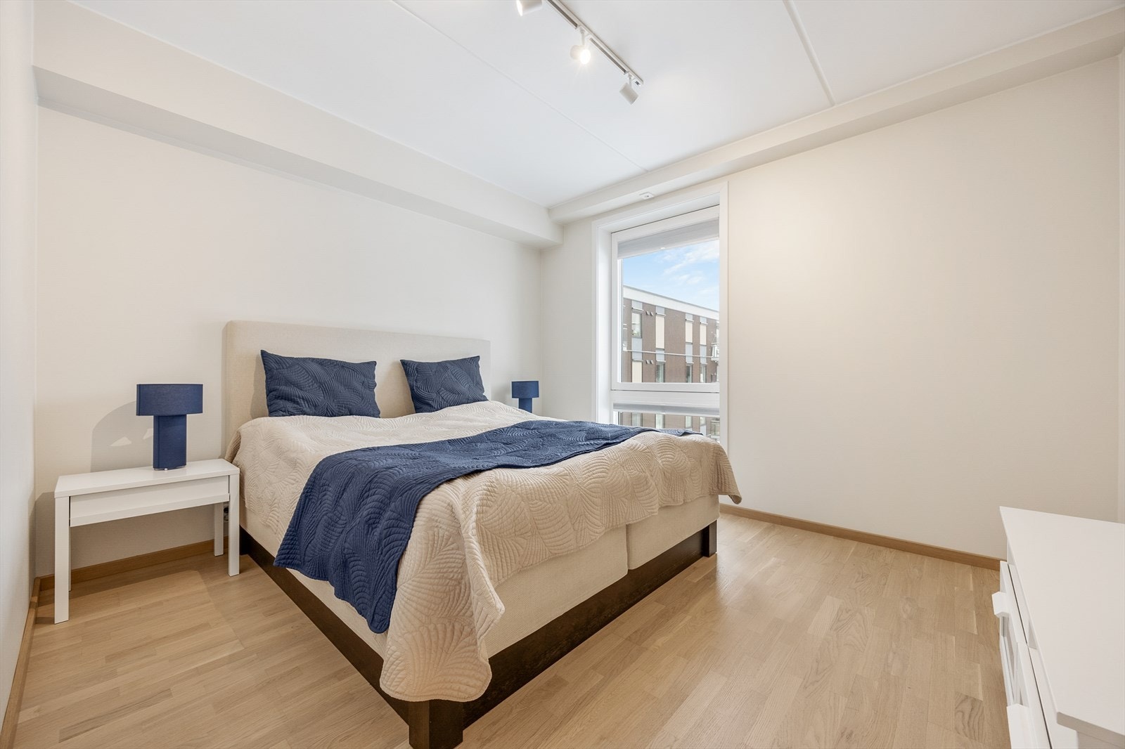 Hovedsoverommet er romslig med god plass til dobbeltseng og garderobeløsning. Galleribilde